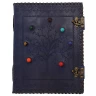 Notizbuch mit Ledereinband mit geprägtem Lebensbaum und sieben Chakra-Steinen